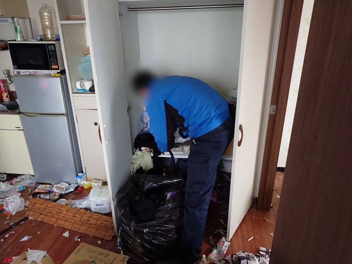 「ゴミ・家電の回収と消臭・クリーニングをさせていただきました」作業写真
