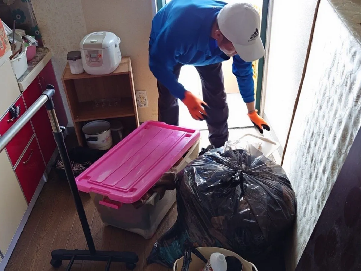 「2LDKのマンションの清掃と不用品の回収をさせていただきました」作業写真