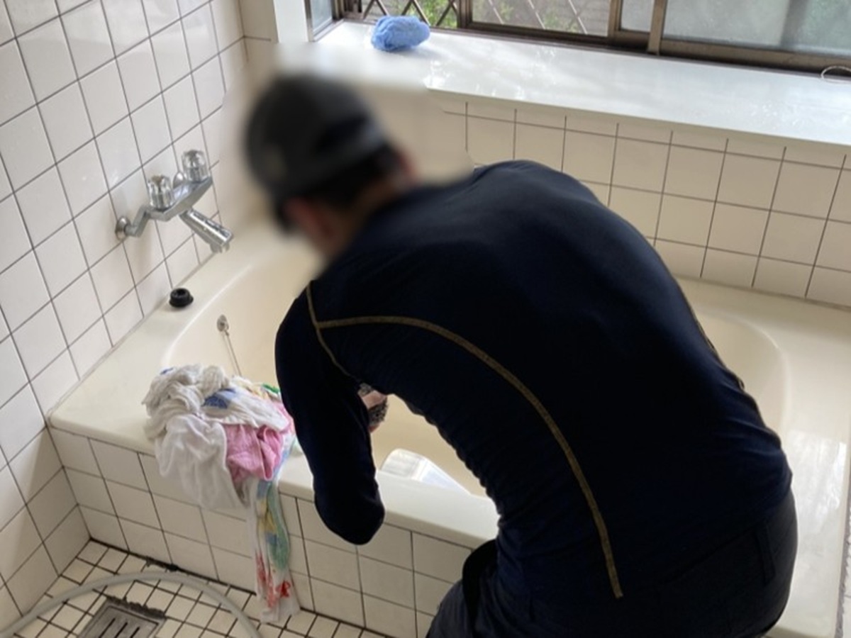 「腐敗した血液で汚れた浴槽の特殊清掃を行いました」作業写真