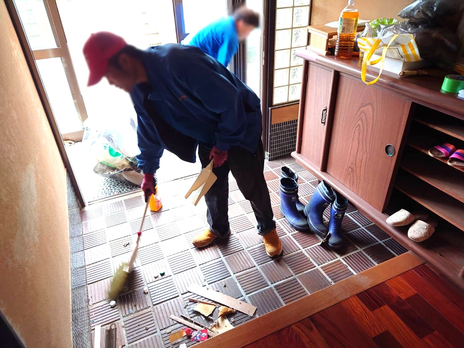 「悪臭が残る一戸建ての現場の清掃・片付けを行いました」作業写真