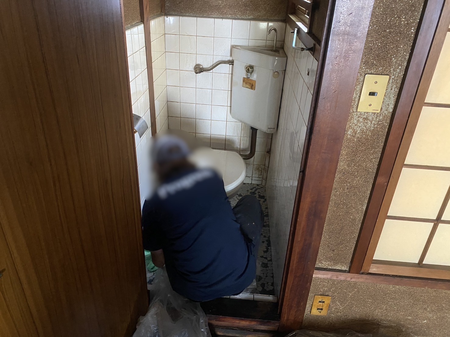 「トイレで亡くなられた現場の特殊清掃を行いました」作業写真