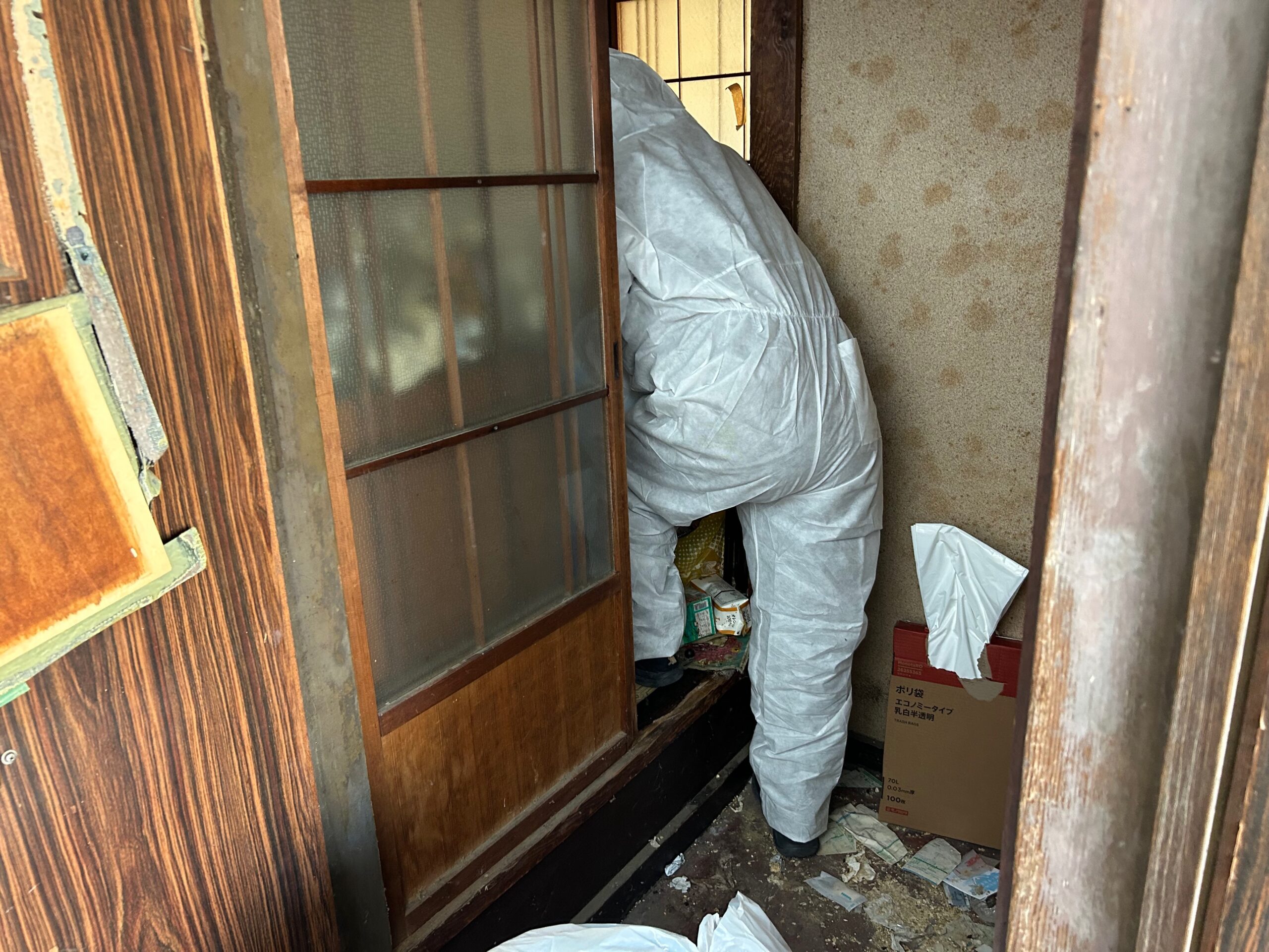 「死後1か月ほど経過した現場の特殊清掃を行いました」作業写真