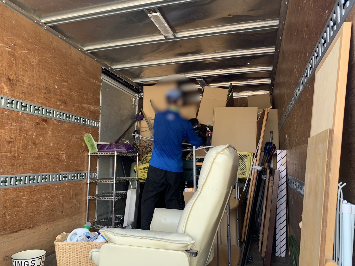 「お部屋の外に体液が流れ出ている状態の現場を清掃しました」作業写真