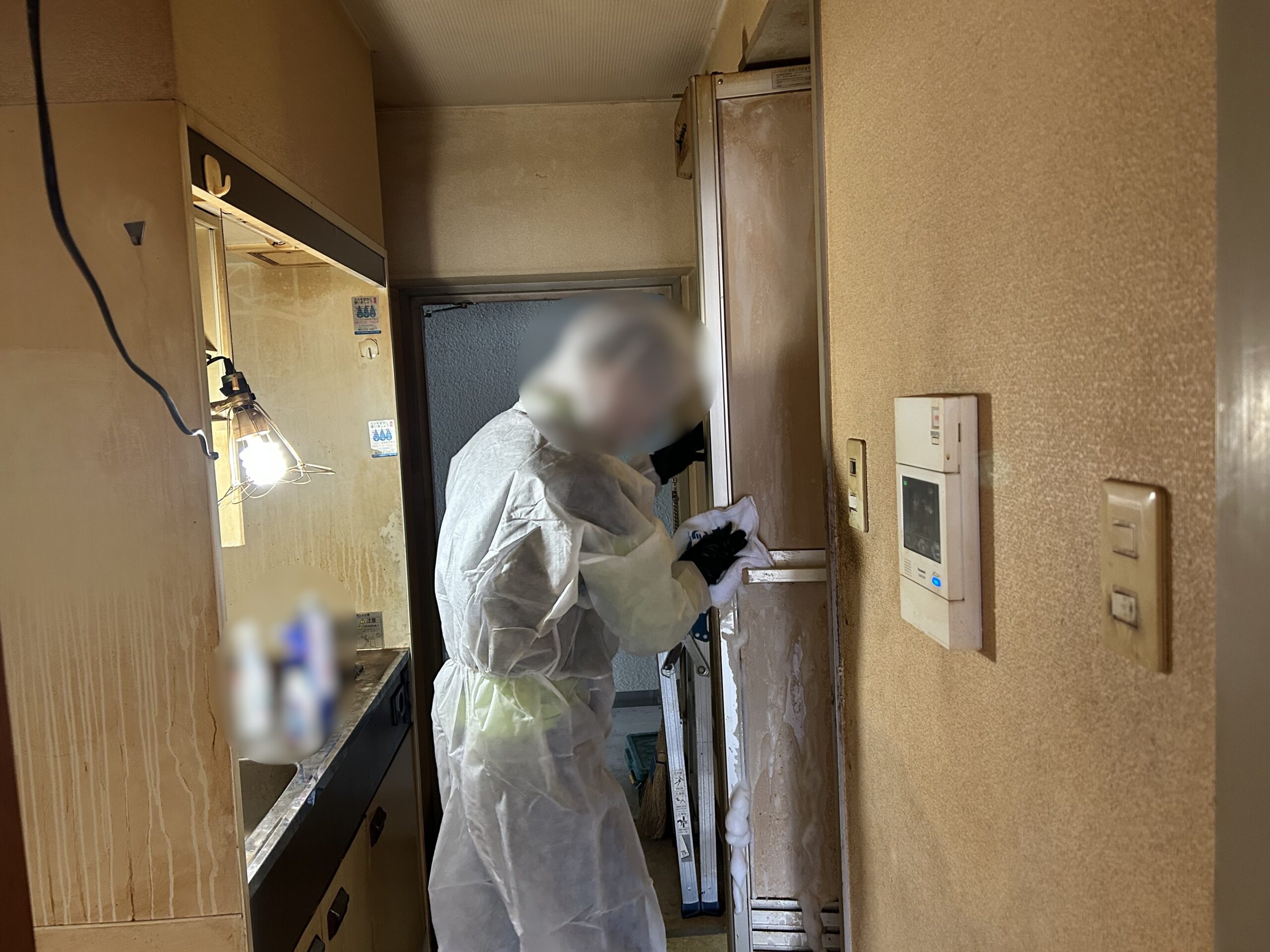 「1Kのマンションのお部屋で遺品の整理と特殊清掃を行いました」作業写真