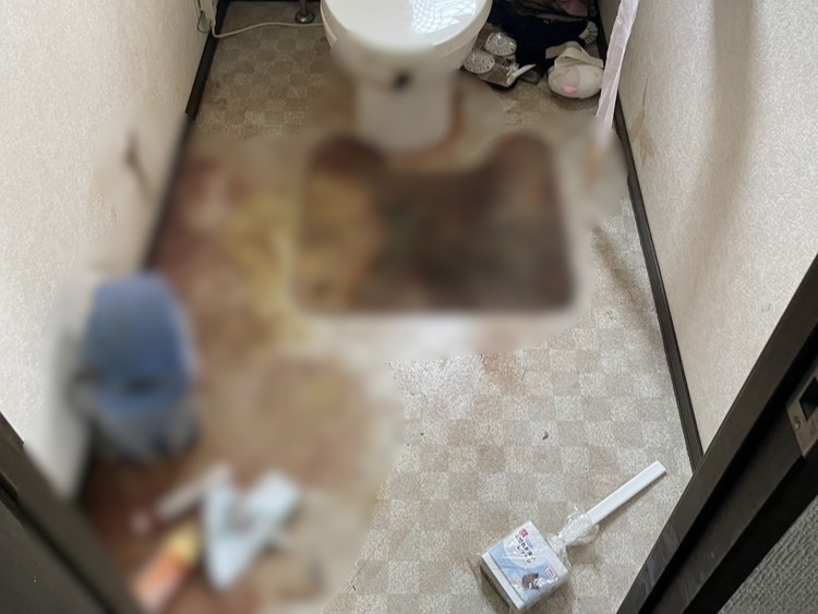 「トイレの床に広がった血痕や体液痕の特殊清掃を行いました」作業写真