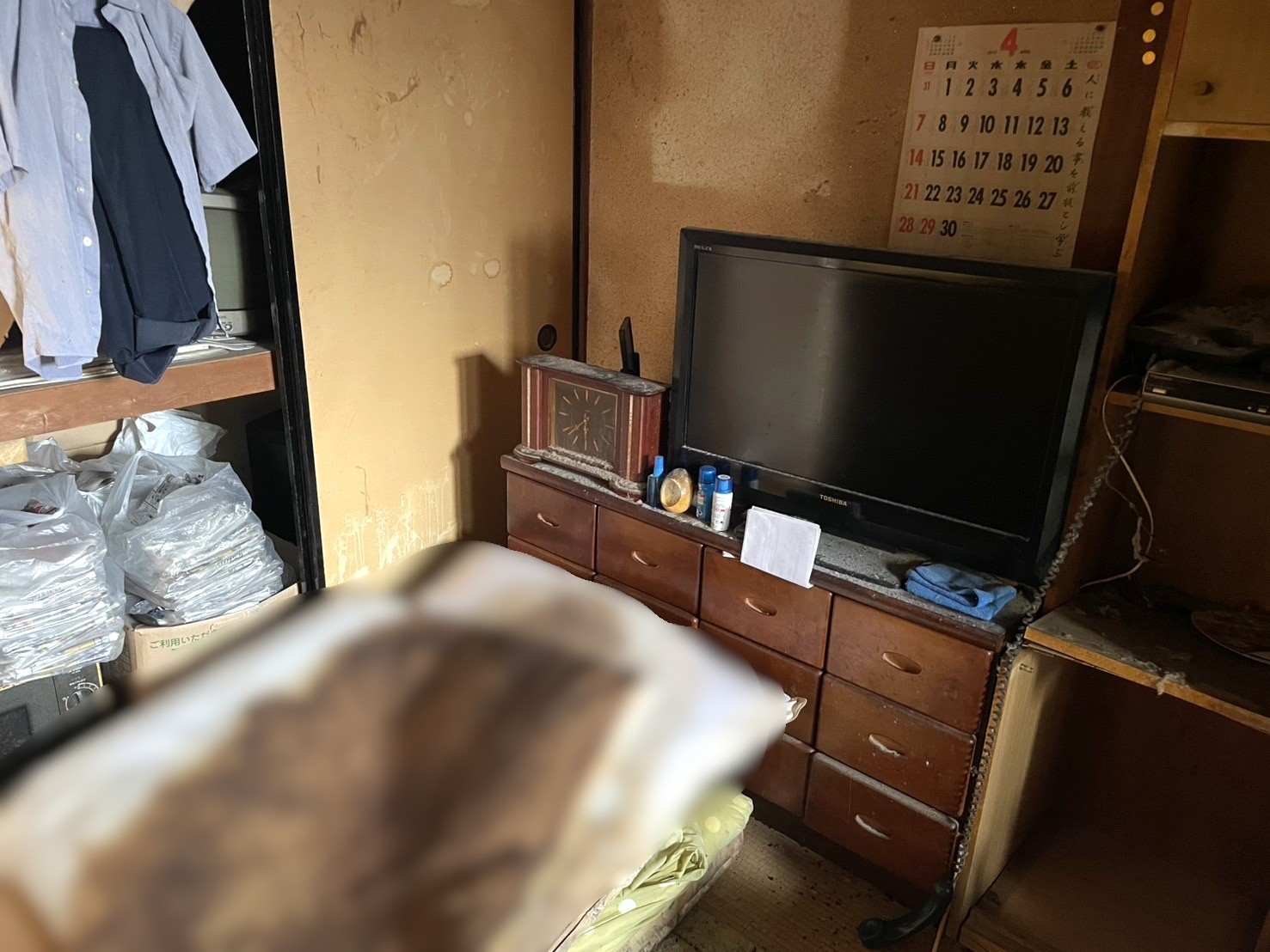 「痕跡が残る布団を撤去し特殊清掃を行いました」作業写真