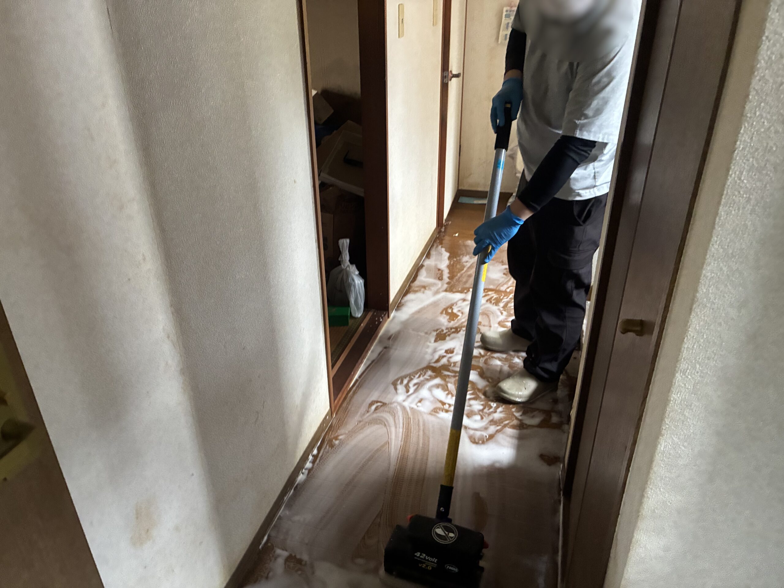 「孤独死により臭いと汚れが残ってしまったトイレを清掃しました」作業写真